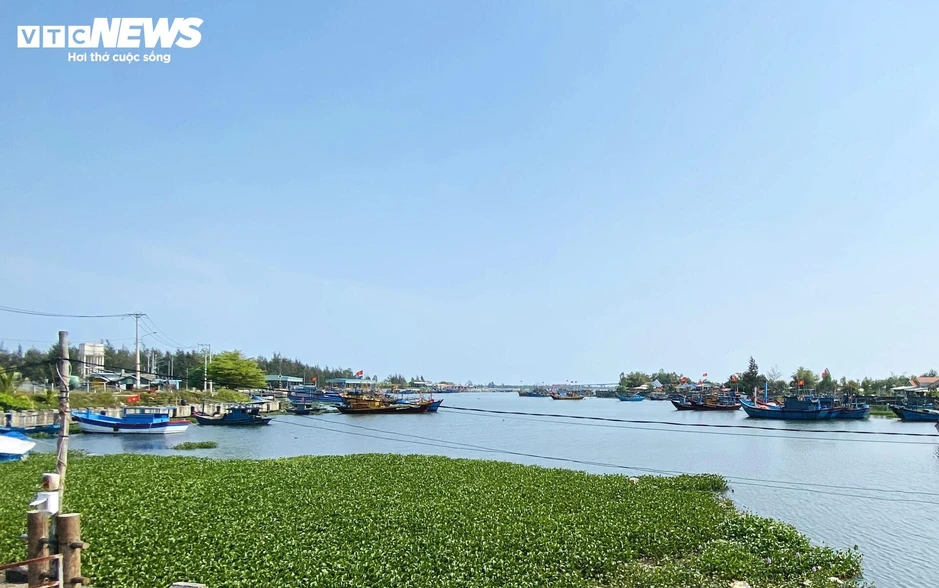 Cảng cá 120 tỷ xây xong 'chỉ để ngắm', ngư dân chờ hoài chẳng thấy cảnh bán buôn
