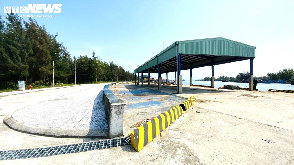 Cảng cá 120 tỷ xây xong 'chỉ để ngắm', ngư dân chờ hoài chẳng thấy cảnh bán buôn