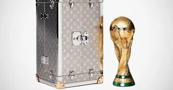 Cảnh cầu thủ Tây Ban Nha xách cúp vô địch World Cup bằng túi nilon gây sốt