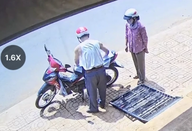 Cảnh chồng cởi áo giữa trưa nắng, lót yên xe cho vợ ngồi: Đoạn camera ở Đồng Nai đang gây bão Cảnh chồng cởi áo giữa trưa nắng, lót yên xe cho vợ ngồi: Đoạn camera ở Đồng Nai đang gây bão