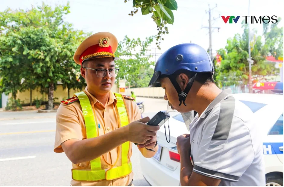 Cảnh sát giao thông Lâm Đồng tăng cường tuần tra, kiểm soát bảo đảm an toàn giao thông mùa du lịch hè Cảnh sát giao thông Lâm Đồng tăng cường tuần tra, kiểm soát bảo đảm an toàn giao thông mùa du lịch hè