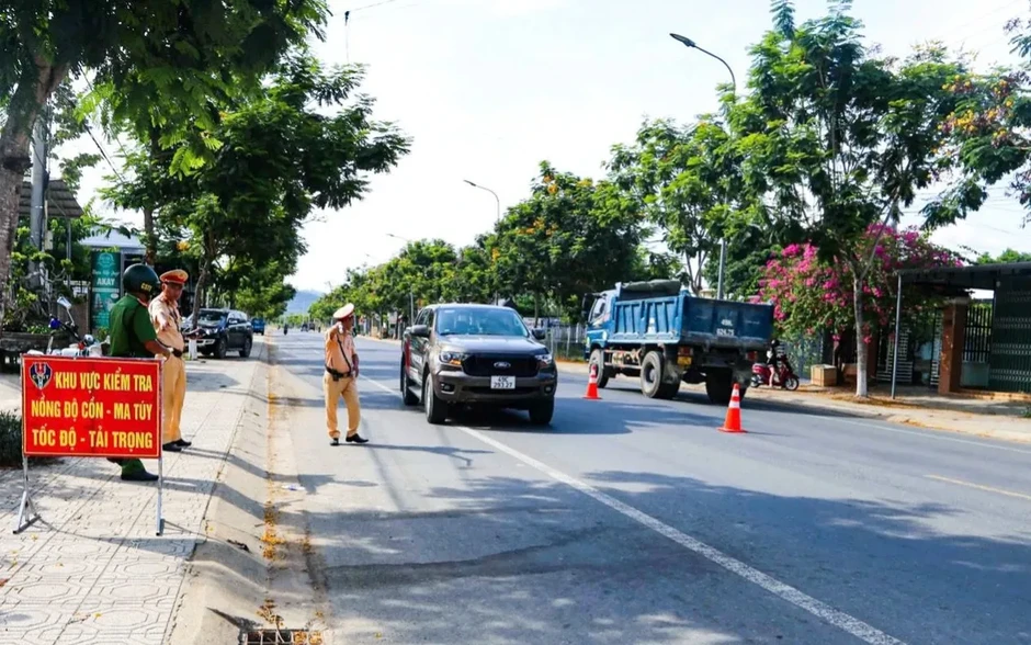 Cảnh sát giao thông Lâm Đồng tăng cường tuần tra, kiểm soát bảo đảm an toàn giao thông mùa du lịch hè Cảnh sát giao thông Lâm Đồng tăng cường tuần tra, kiểm soát bảo đảm an toàn giao thông mùa du lịch hè