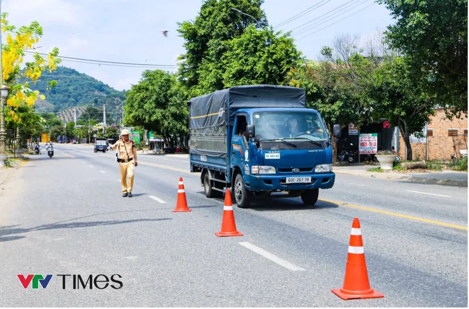 Cảnh sát giao thông Lâm Đồng tăng cường tuần tra, kiểm soát bảo đảm an toàn giao thông mùa du lịch hè Cảnh sát giao thông Lâm Đồng tăng cường tuần tra, kiểm soát bảo đảm an toàn giao thông mùa du lịch hè