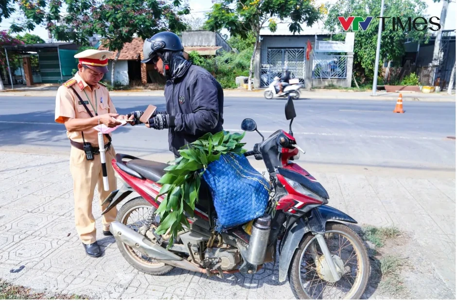 Cảnh sát giao thông Lâm Đồng tăng cường tuần tra, kiểm soát bảo đảm an toàn giao thông mùa du lịch hè Cảnh sát giao thông Lâm Đồng tăng cường tuần tra, kiểm soát bảo đảm an toàn giao thông mùa du lịch hè