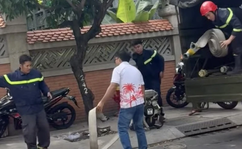 Cảnh sát và người dân lao vào đám cháy dập lửa, giải cứu hàng hóa Cảnh sát và người dân lao vào đám cháy dập lửa, giải cứu hàng hóa