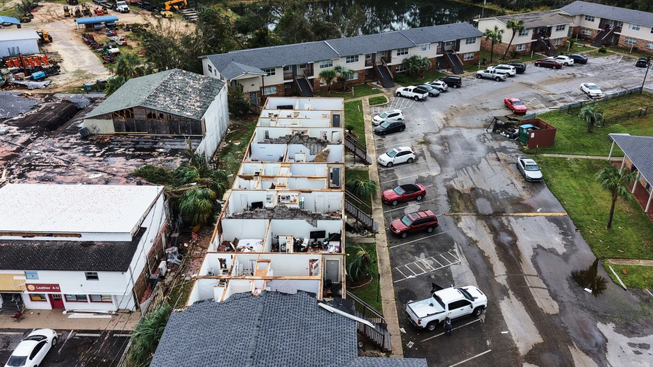 Cảnh tượng hoang tàn sau bão Isaias tại Florida: 4 người thiệt mạng và hàng triệu thiệt hại Cảnh tượng hoang tàn sau bão Isaias tại Florida: 4 người thiệt mạng và hàng triệu thiệt hại