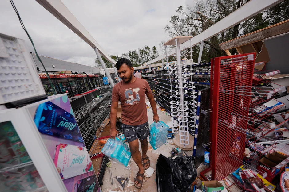 Cảnh tượng hoang tàn sau bão Isaias tại Florida: 4 người thiệt mạng và hàng triệu thiệt hại Cảnh tượng hoang tàn sau bão Isaias tại Florida: 4 người thiệt mạng và hàng triệu thiệt hại