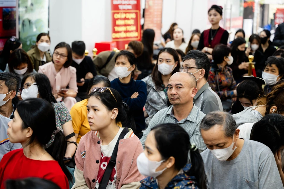 Cảnh tượng khó tin trên phố Cầu Giấy: “ATM vàng” chạy hết công suất, khách ngồi kín chỗ Cảnh tượng khó tin trên phố Cầu Giấy: “ATM vàng” chạy hết công suất, khách ngồi kín chỗ