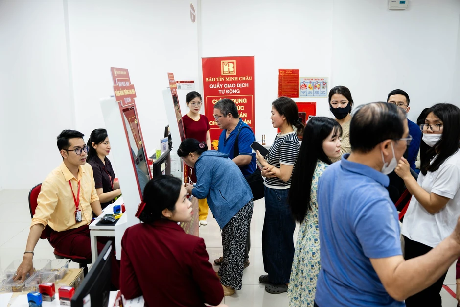 Cảnh tượng khó tin trên phố Cầu Giấy: “ATM vàng” chạy hết công suất, khách ngồi kín chỗ Cảnh tượng khó tin trên phố Cầu Giấy: “ATM vàng” chạy hết công suất, khách ngồi kín chỗ