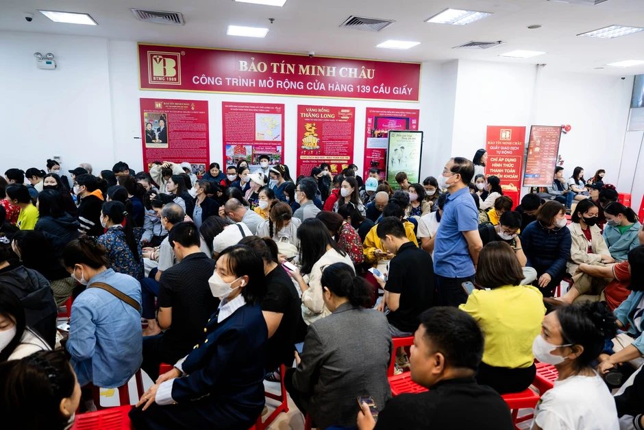 Cảnh tượng khó tin trên phố Cầu Giấy: “ATM vàng” chạy hết công suất, khách ngồi kín chỗ Cảnh tượng khó tin trên phố Cầu Giấy: “ATM vàng” chạy hết công suất, khách ngồi kín chỗ