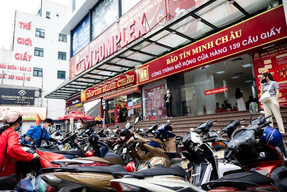 Cảnh tượng khó tin trên phố Cầu Giấy: “ATM vàng” chạy hết công suất, khách ngồi kín chỗ Cảnh tượng khó tin trên phố Cầu Giấy: “ATM vàng” chạy hết công suất, khách ngồi kín chỗ