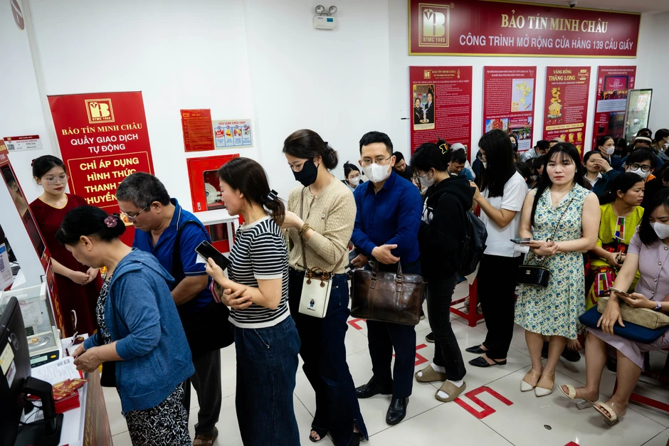 Cảnh tượng khó tin trên phố Cầu Giấy: “ATM vàng” chạy hết công suất, khách ngồi kín chỗ Cảnh tượng khó tin trên phố Cầu Giấy: “ATM vàng” chạy hết công suất, khách ngồi kín chỗ