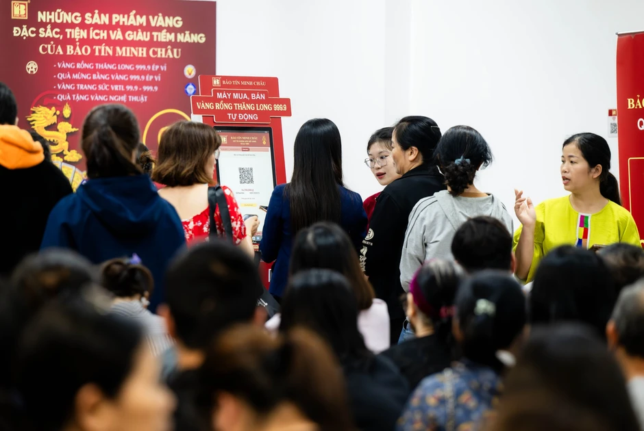 Cảnh tượng khó tin trên phố Cầu Giấy: “ATM vàng” chạy hết công suất, khách ngồi kín chỗ Cảnh tượng khó tin trên phố Cầu Giấy: “ATM vàng” chạy hết công suất, khách ngồi kín chỗ