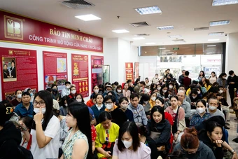 Cảnh tượng khó tin trên phố Cầu Giấy: “ATM vàng” chạy hết công suất, khách ngồi kín chỗ
