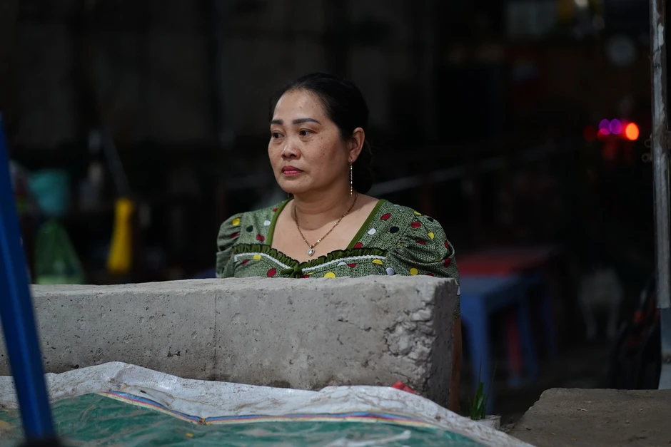 Cảnh tượng lạ trên con đường 93 tỷ đồng ở TP.HCM: Nhà dân lọt thỏm, xe máy phải xuống dốc