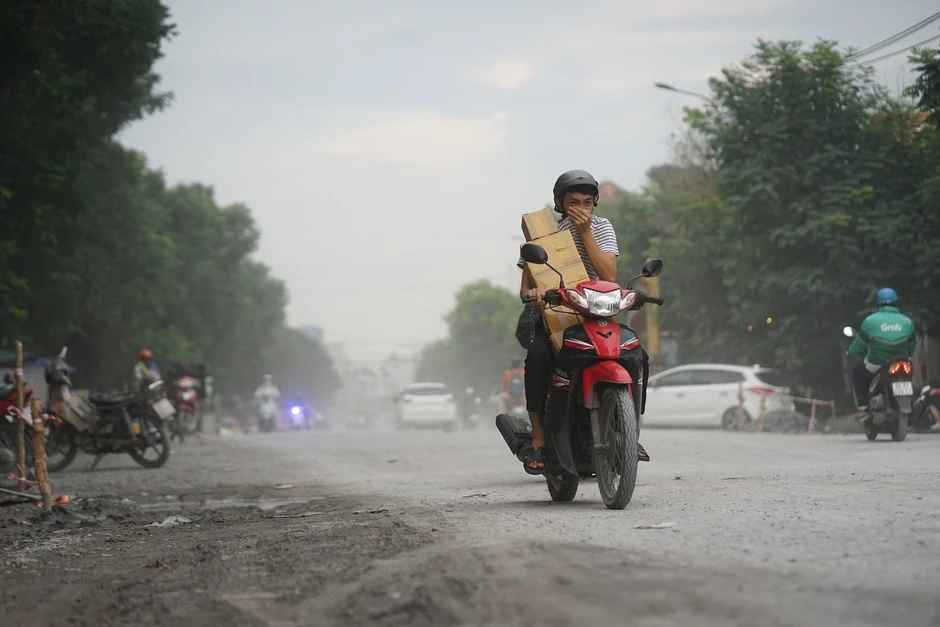 Cảnh tượng lạ trên con đường 93 tỷ đồng ở TP.HCM: Nhà dân lọt thỏm, xe máy phải xuống dốc