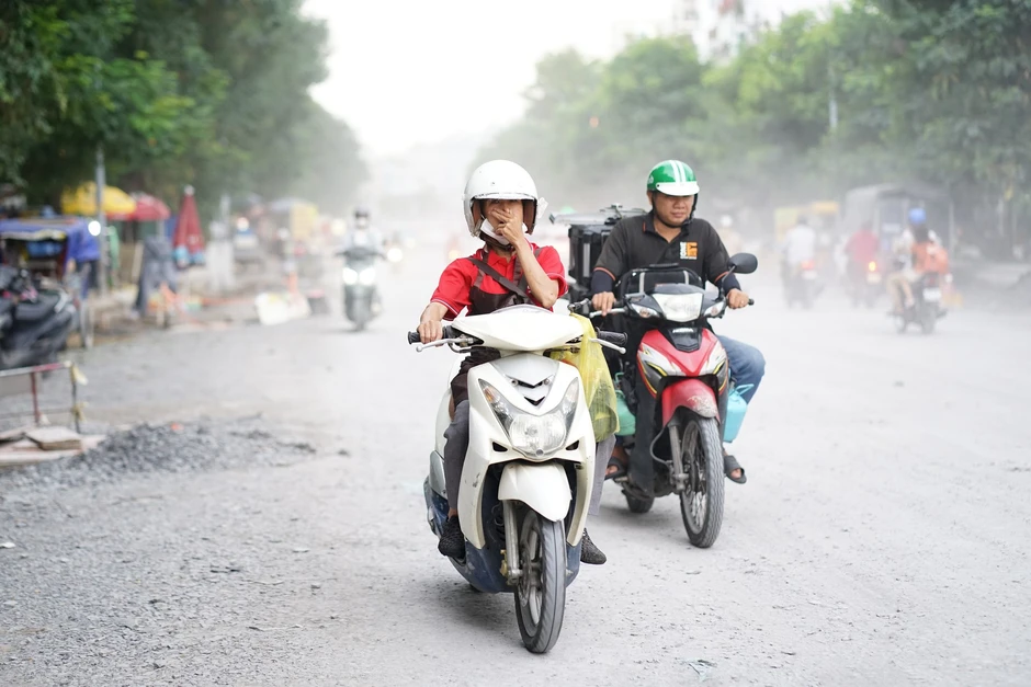 Cảnh tượng lạ trên con đường 93 tỷ đồng ở TP.HCM: Nhà dân lọt thỏm, xe máy phải xuống dốc
