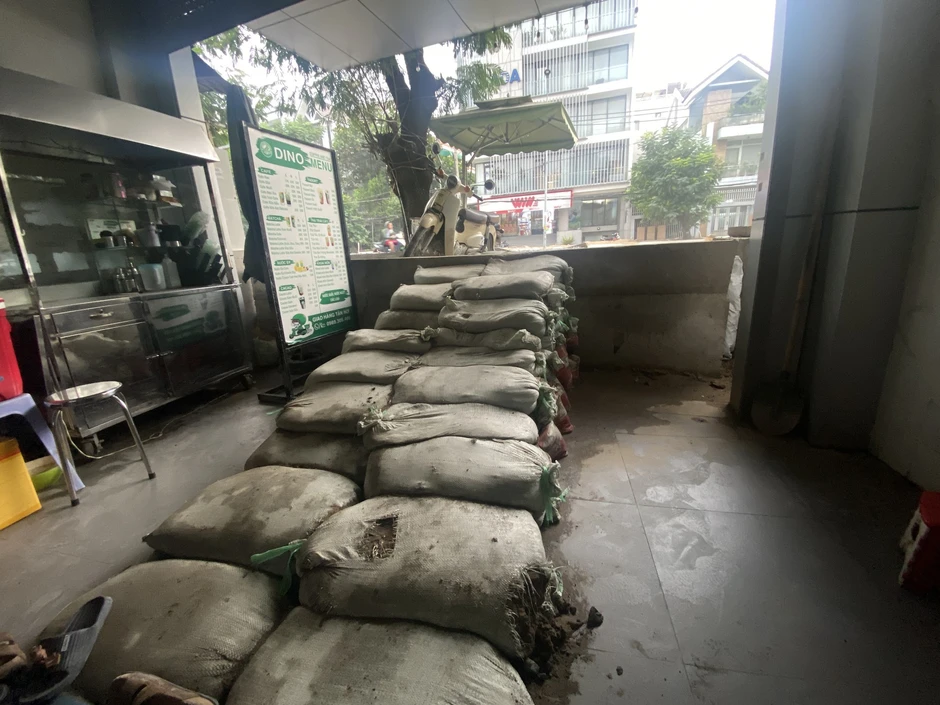 Cảnh tượng lạ trên con đường 93 tỷ đồng ở TP.HCM: Nhà dân lọt thỏm, xe máy phải xuống dốc
