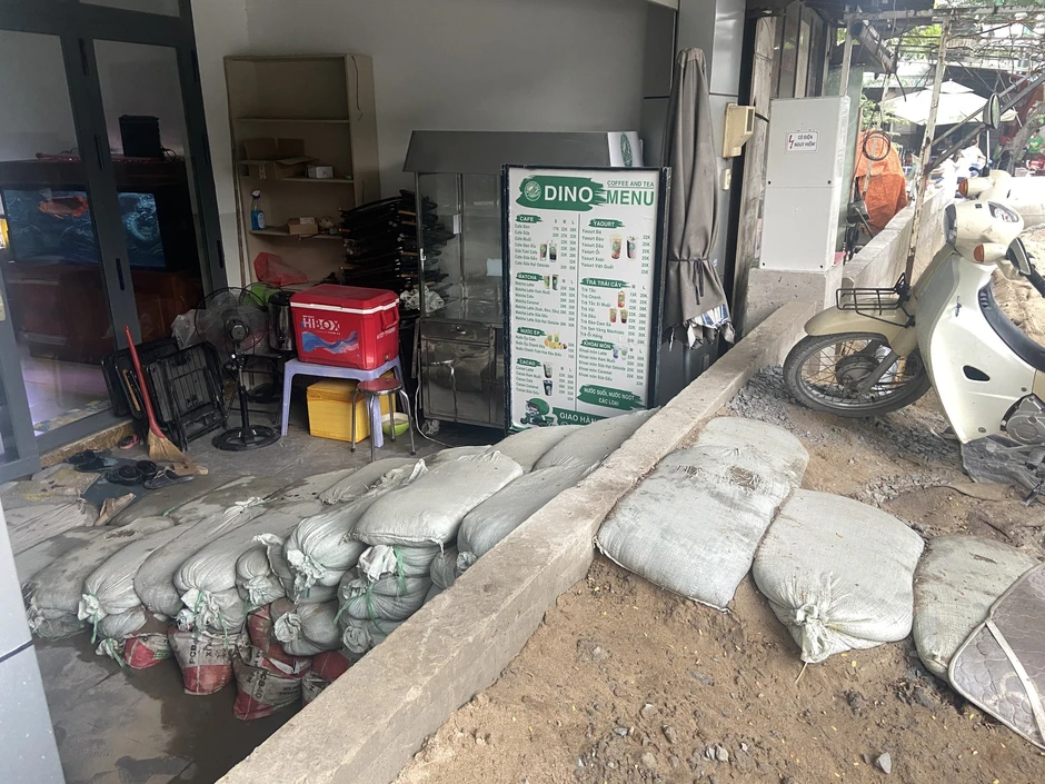 Cảnh tượng lạ trên con đường 93 tỷ đồng ở TP.HCM: Nhà dân lọt thỏm, xe máy phải xuống dốc