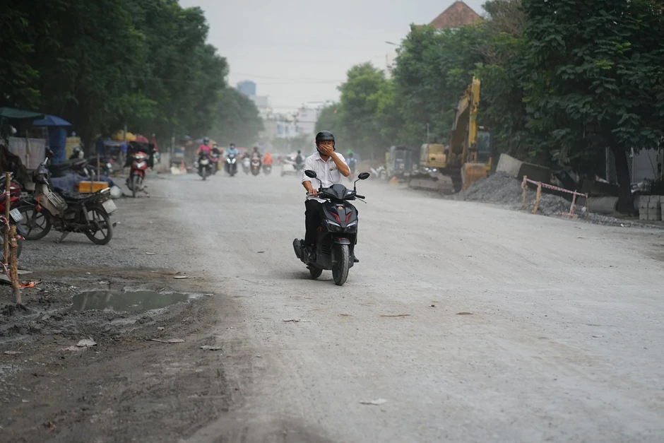 Cảnh tượng lạ trên con đường 93 tỷ đồng ở TP.HCM: Nhà dân lọt thỏm, xe máy phải xuống dốc
