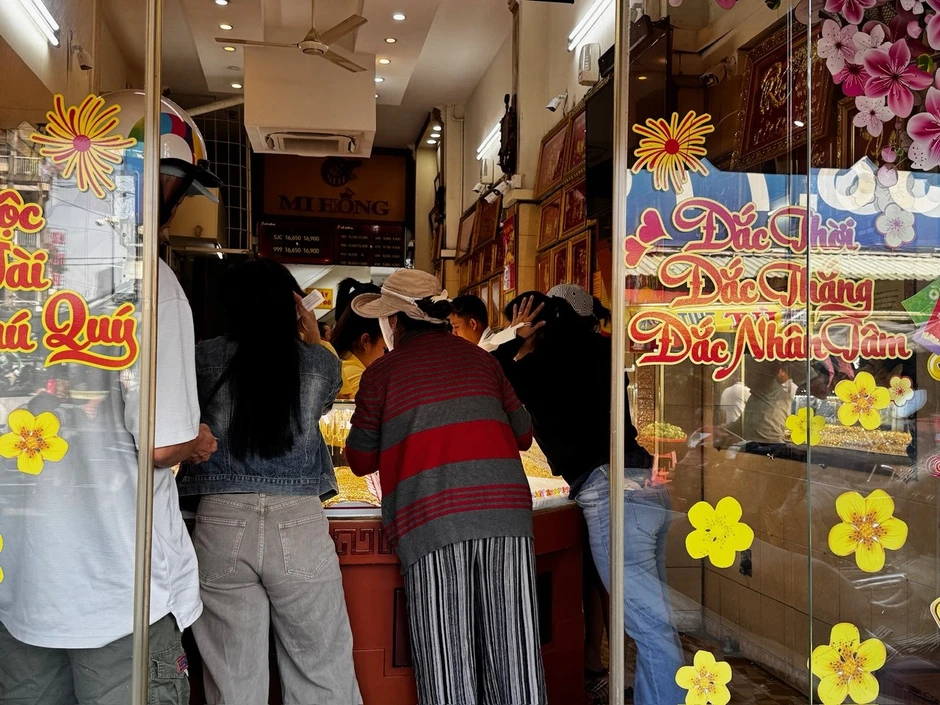 Cảnh tượng ở Mi Hồng TP.HCM sáng Thứ 2: Lao đi bán vàng rồi mới đến công ty check-in, vì sợ lỗ nặng hơn tiền phạt đi muộn