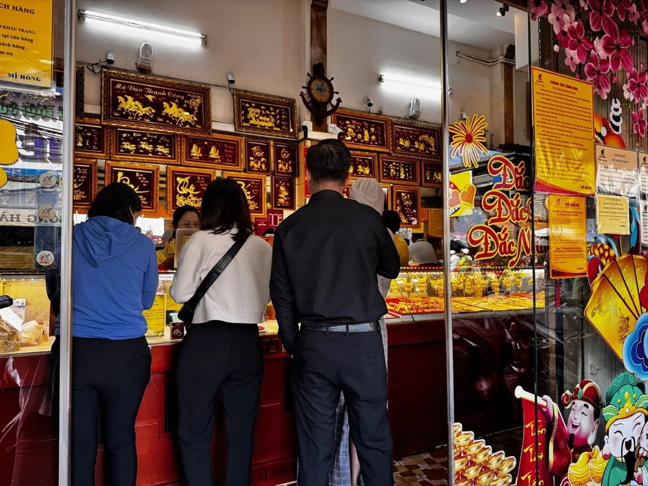 Cảnh tượng ở Mi Hồng TP.HCM sáng Thứ 2: Lao đi bán vàng rồi mới đến công ty check-in, vì sợ lỗ nặng hơn tiền phạt đi muộn