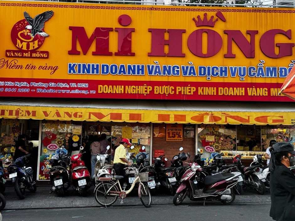 Cảnh tượng ở Mi Hồng TP.HCM sáng Thứ 2: Lao đi bán vàng rồi mới đến công ty check-in, vì sợ lỗ nặng hơn tiền phạt đi muộn