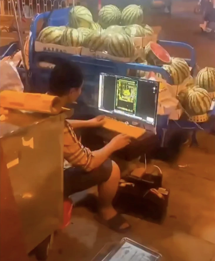 'Cao nhân' ẩn mình đây sao: Người bán dưa hấu ven đường, vắng khách lại mở laptop làm bản vẽ kỹ thuật 'Cao nhân' ẩn mình đây sao: Người bán dưa hấu ven đường, vắng khách lại mở laptop làm bản vẽ kỹ thuật