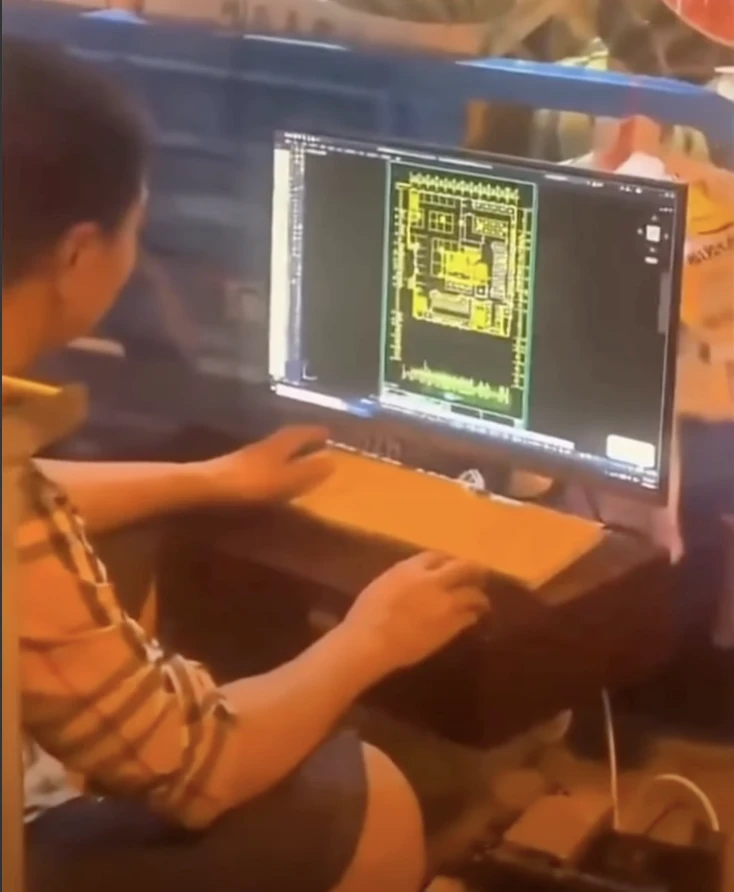 'Cao nhân' ẩn mình đây sao: Người bán dưa hấu ven đường, vắng khách lại mở laptop làm bản vẽ kỹ thuật 'Cao nhân' ẩn mình đây sao: Người bán dưa hấu ven đường, vắng khách lại mở laptop làm bản vẽ kỹ thuật