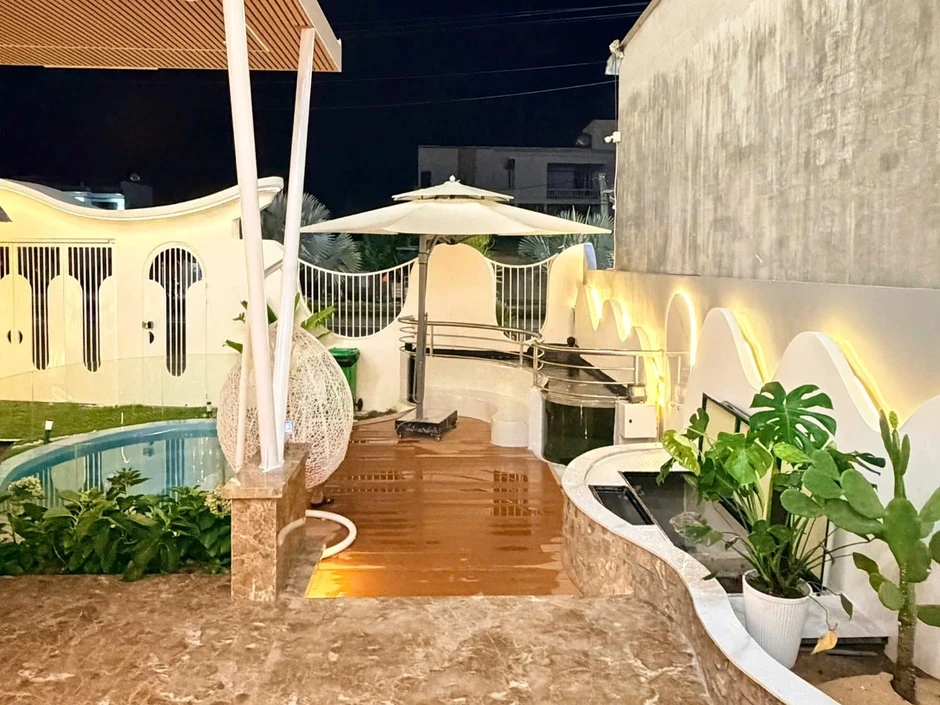 Cặp đôi bỏ TPHCM về quê xây nhà độc lạ rộng 312m2, ai thấy cũng ngước nhìn Cặp đôi bỏ TPHCM về quê xây nhà độc lạ rộng 312m2, ai thấy cũng ngước nhìn
