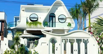 Cặp đôi bỏ TPHCM về quê xây nhà độc lạ rộng 312m2, ai thấy cũng ngước nhìn