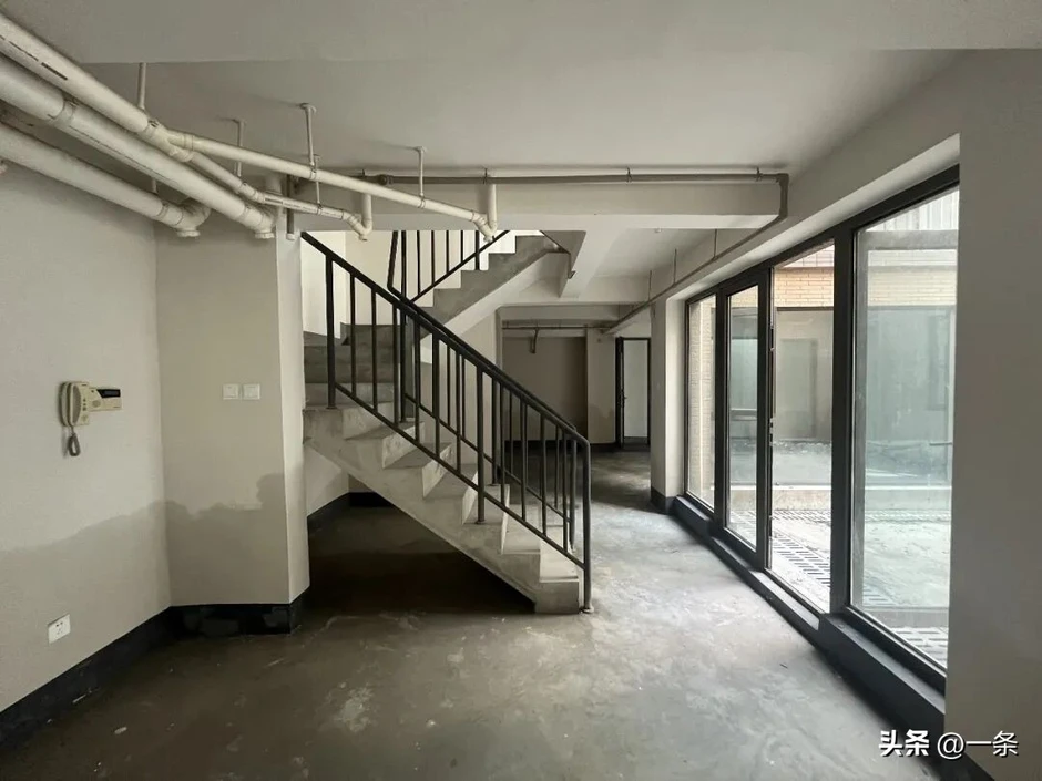 Cặp đôi cải tạo căn nhà 350m² ở ngọai ô: Cuộc sống không cần sở hữu Cặp đôi cải tạo căn nhà 350m² ở ngọai ô: Cuộc sống không cần sở hữu