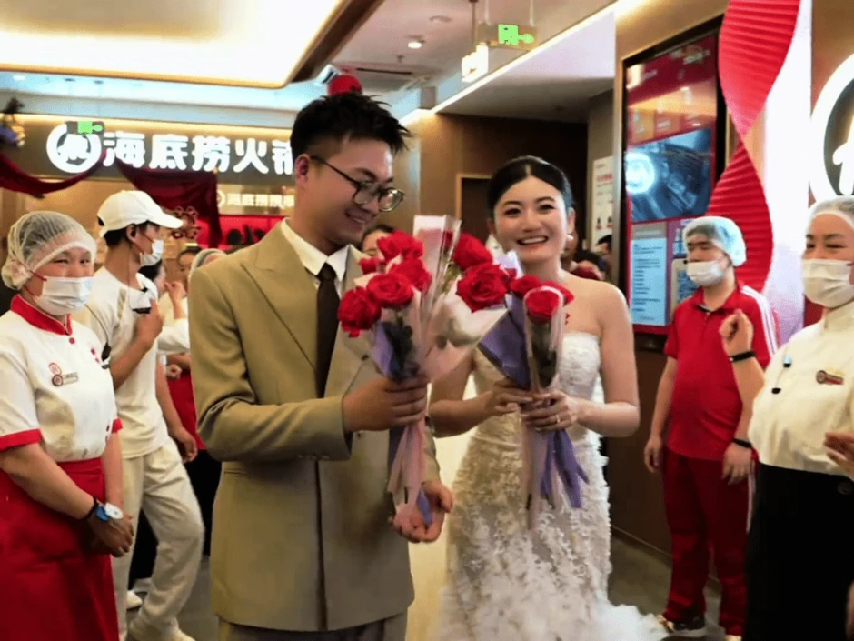 Cặp đôi tổ chức đám cưới ở Haidilao, mời 305 khách, đãi 30 bàn tiệc: Công khai hóa đơn khiến nhiều người bất ngờ Cặp đôi tổ chức đám cưới ở Haidilao, mời 305 khách, đãi 30 bàn tiệc: Công khai hóa đơn khiến nhiều người bất ngờ