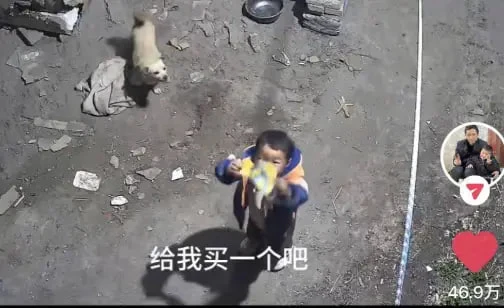 Cậu bé 4 tuổi ở quê gọi bố qua camera xin mua đồ chơi: Dễ thương đến mức cư dân mạng liên tục xin địa chỉ để gửi quà Cậu bé 4 tuổi ở quê gọi bố qua camera xin mua đồ chơi: Dễ thương đến mức cư dân mạng liên tục xin địa chỉ để gửi quà