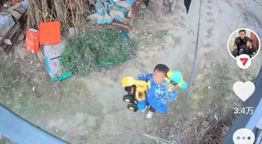 Cậu bé 4 tuổi ở quê gọi bố qua camera xin mua đồ chơi: Dễ thương đến mức cư dân mạng liên tục xin địa chỉ để gửi quà Cậu bé 4 tuổi ở quê gọi bố qua camera xin mua đồ chơi: Dễ thương đến mức cư dân mạng liên tục xin địa chỉ để gửi quà