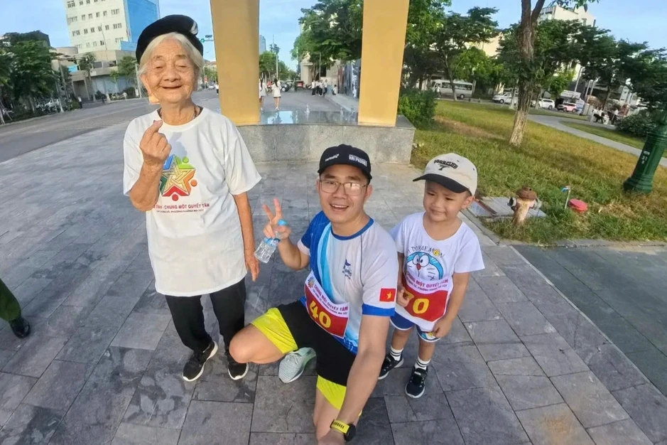 Cậu bé 4 tuổi và cụ bà 98 tuổi gây sốt ở giải chạy phòng, chống ma túy Cậu bé 4 tuổi và cụ bà 98 tuổi gây sốt ở giải chạy phòng, chống ma túy