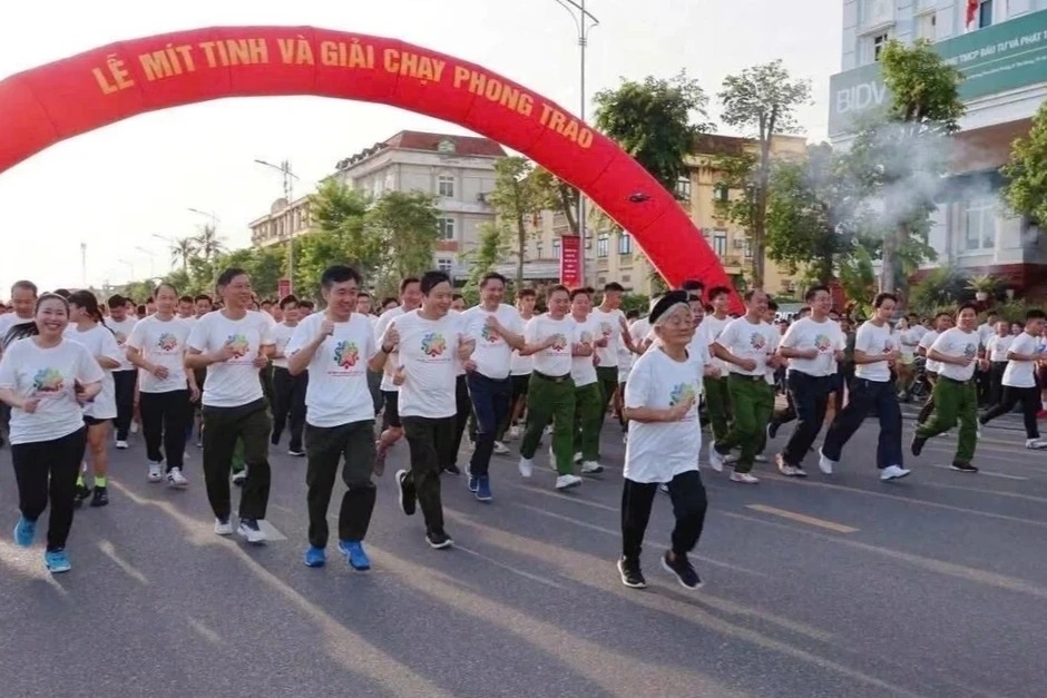 Cậu bé 4 tuổi và cụ bà 98 tuổi gây sốt ở giải chạy phòng, chống ma túy Cậu bé 4 tuổi và cụ bà 98 tuổi gây sốt ở giải chạy phòng, chống ma túy