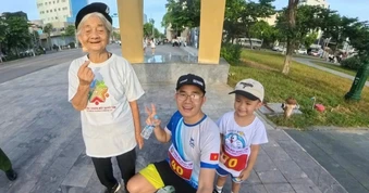 Cậu bé 4 tuổi và cụ bà 98 tuổi gây sốt ở giải chạy phòng, chống ma túy
