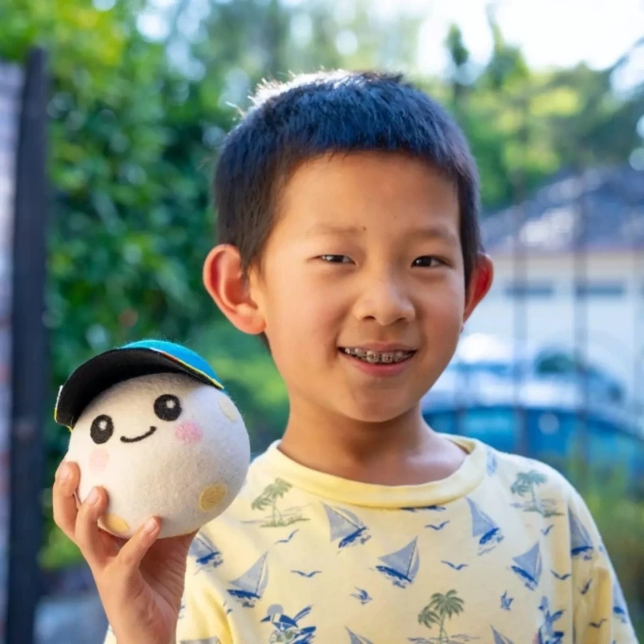 Cậu bé 8 tuổi thiết kế linh vật theo tàu Artemis II vào vũ trụ Cậu bé 8 tuổi thiết kế linh vật theo tàu Artemis II vào vũ trụ