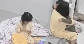 Cậu bé bật khóc vì nhớ bố đã khuất, cái ôm của mẹ kế khiến dân mạng rơi lệ