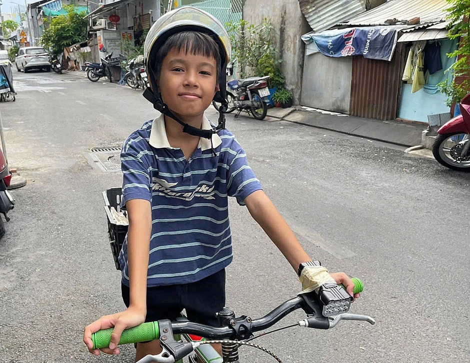 Cậu bé 'gây sốt' vì bán trứng dạo bằng thơ Cậu bé 'gây sốt' vì bán trứng dạo bằng thơ
