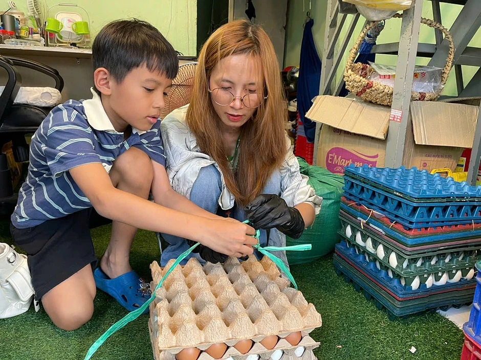 Cậu bé 'gây sốt' vì bán trứng dạo bằng thơ Cậu bé 'gây sốt' vì bán trứng dạo bằng thơ