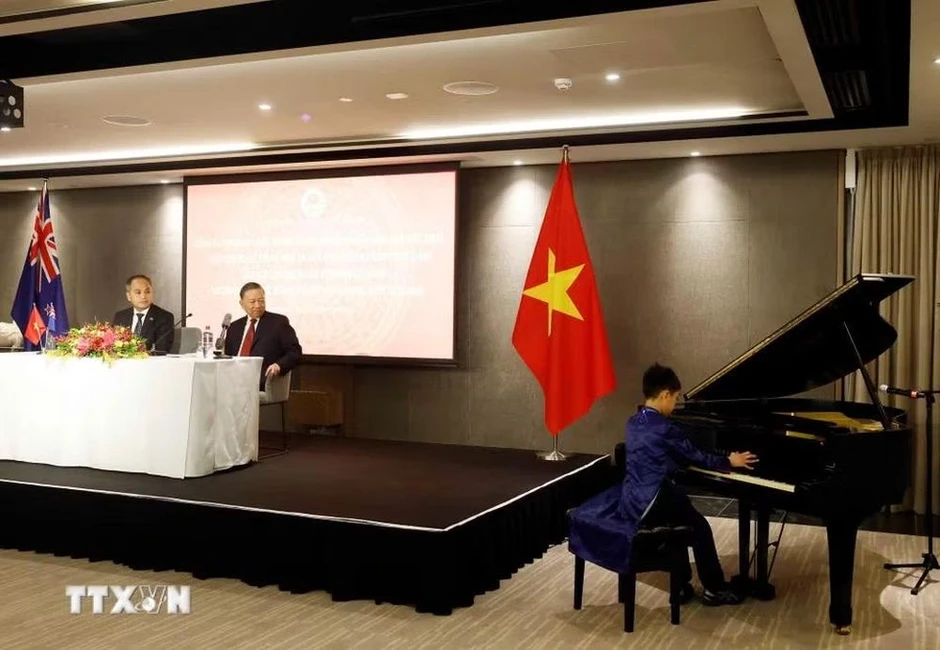 Cậu bé người Việt chơi piano chào mừng Tổng Bí thư, Chủ tịch nước Tô Lâm ở New Zealand Cậu bé người Việt chơi piano chào mừng Tổng Bí thư, Chủ tịch nước Tô Lâm ở New Zealand
