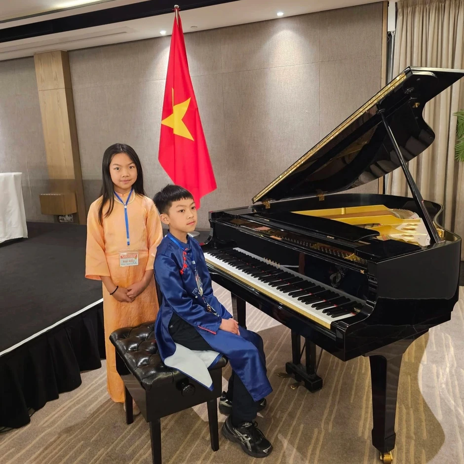 Cậu bé người Việt chơi piano chào mừng Tổng Bí thư, Chủ tịch nước Tô Lâm ở New Zealand Cậu bé người Việt chơi piano chào mừng Tổng Bí thư, Chủ tịch nước Tô Lâm ở New Zealand