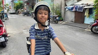 Cậu bé ở TP HCM 'gây sốt' vì bán trứng dạo bằng thơ