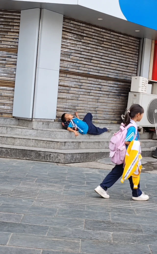 Cậu bé thản nhiên nằm chờ mẹ đến đón muộn, dân mạng cười vì quá chill Cậu bé thản nhiên nằm chờ mẹ đến đón muộn, dân mạng cười vì quá chill