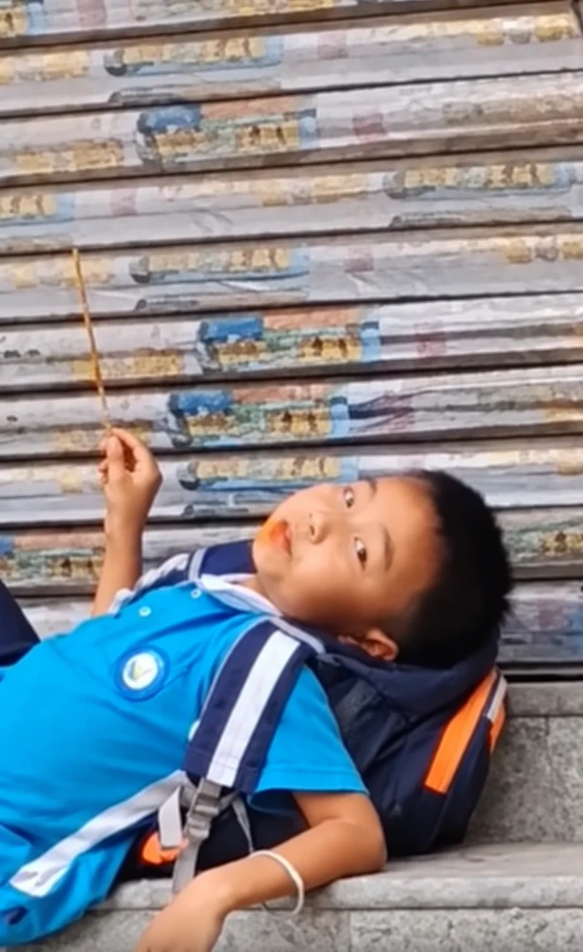 Cậu bé thản nhiên nằm chờ mẹ đến đón muộn, dân mạng cười vì quá chill Cậu bé thản nhiên nằm chờ mẹ đến đón muộn, dân mạng cười vì quá chill