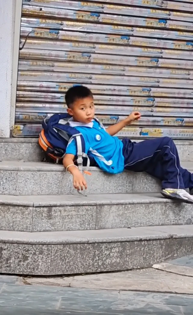 Cậu bé thản nhiên nằm chờ mẹ đến đón muộn, dân mạng cười vì quá chill Cậu bé thản nhiên nằm chờ mẹ đến đón muộn, dân mạng cười vì quá chill