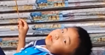 Cậu bé thản nhiên nằm chờ mẹ đến đón muộn, dân mạng cười vì quá chill