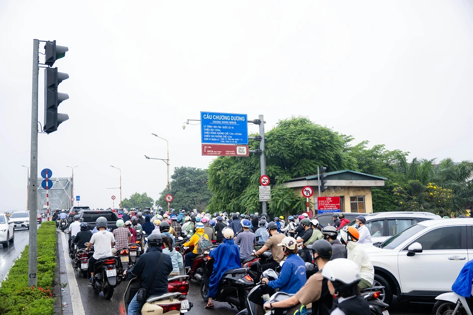 Cầu Long Biên tạm dừng, Chương Dương quá tải: Người dân mệt mỏi chôn chân giữa dòng xe ùn tắc Cầu Long Biên tạm dừng, Chương Dương quá tải: Người dân mệt mỏi chôn chân giữa dòng xe ùn tắc
